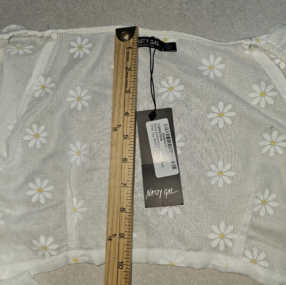 Nasty Gal, Daisy Embroidered Twist Front Crop Top NWT Size 4 - Picture 9 of 12